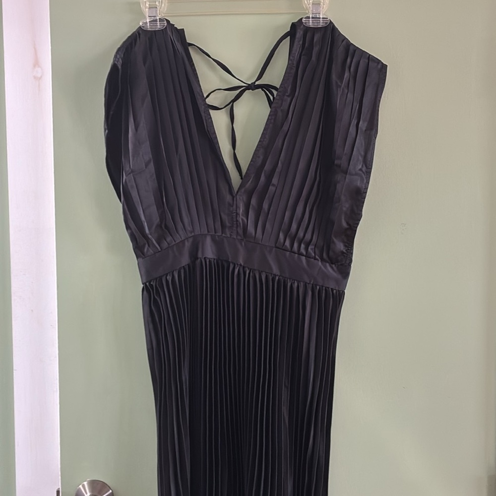 Elegant Black Pleated Maxi Dress